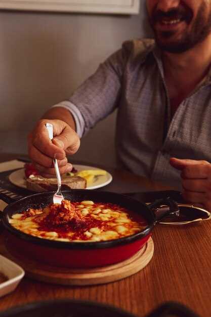 Паста с чесночным маслом и креветками