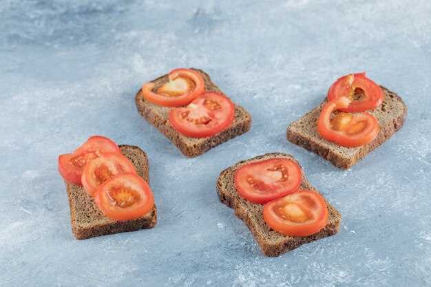 Классические бутерброды с вялеными помидорами и моцареллой