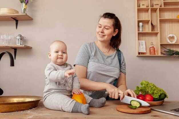 Куриный бульон с добавлением свежих зелени и овощей