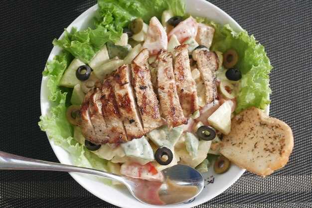 Греческий салат с курицей и фетой