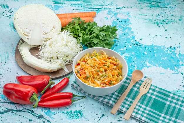 Салат с добавлением огурцов и зелени для освежающего вкуса