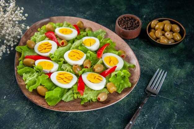 Греческий салат с фетой, яйцом и свежим чесноком: традиционный вкус