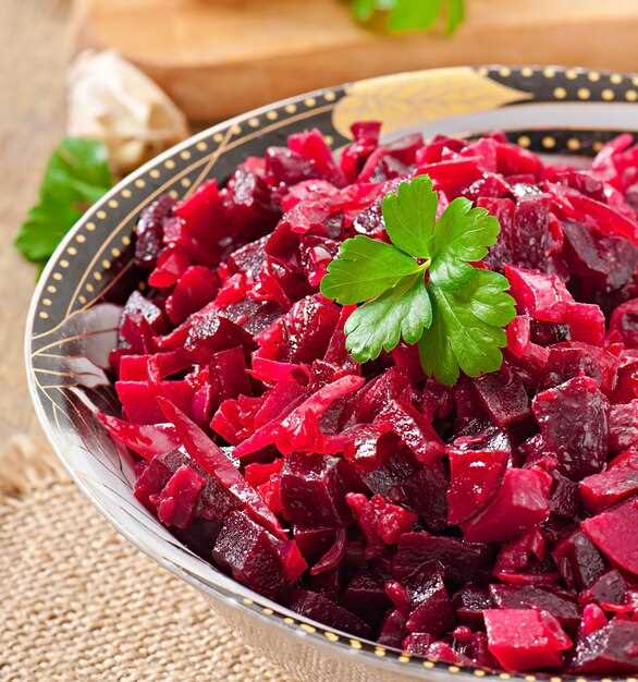 Салат с орехами и сухофруктами для насыщенного вкуса