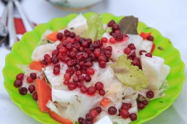 Освежающий салат с дайконом, огурцом и зеленью