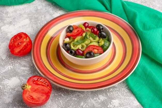 Морской салат с креветками и черри