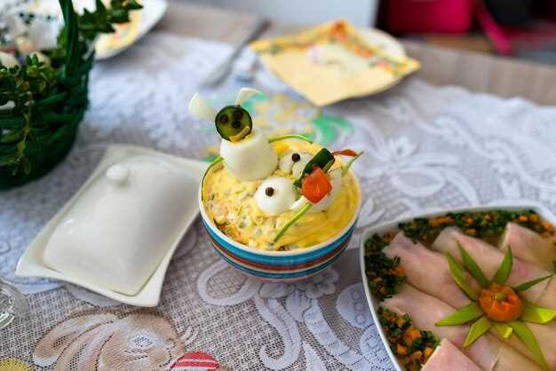Пикантный салат с копченой колбасой и плавленным сыром