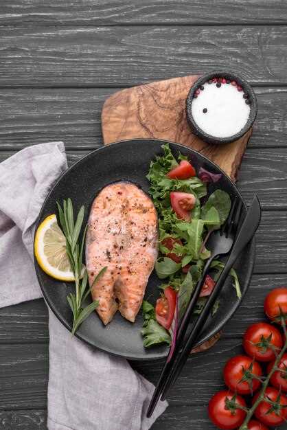 Скумбрия под соусом из сметаны и зелени: сочное и ароматное блюдо