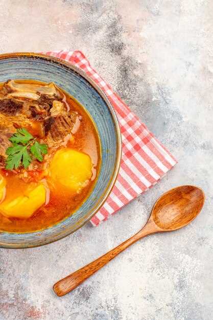 Вариации супа с лапшой, овощами и пряными травами