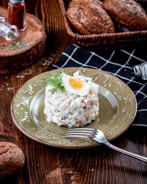 Добавление свежих или маринованных овощей для яркого вкуса