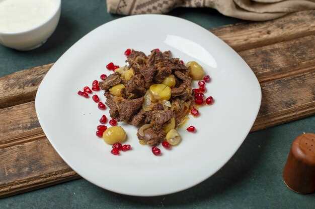 Практический процесс приготовления печени с луком и сметаной
