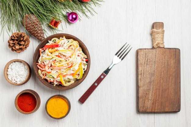 Подготовка ингредиентов для салата из пекинской капусты и копченой курицы