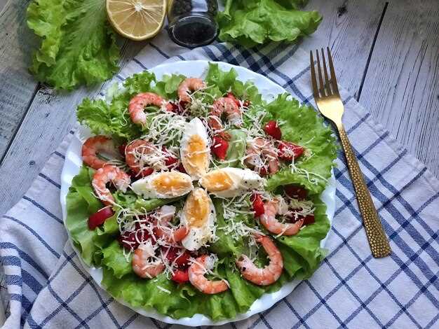 Салат с крабовым мясом, авокадо и кунжутом